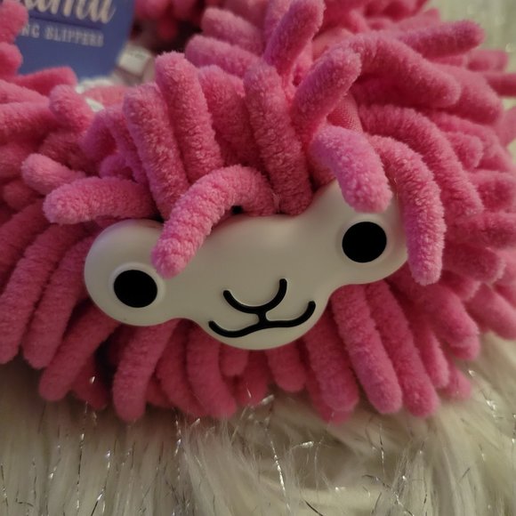 Llama Cleaning Slippers - Picture 6 of 9